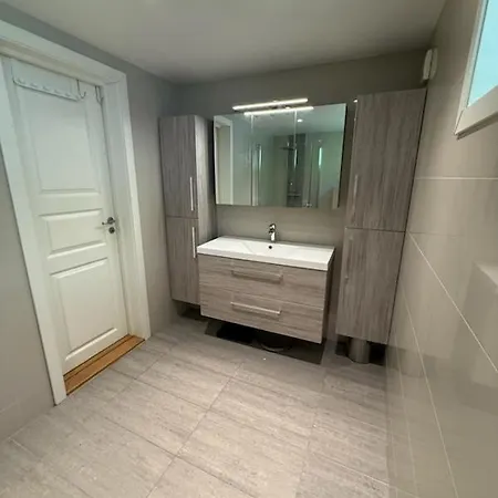 With 5 Bedrooms, Great View And Garden Берген