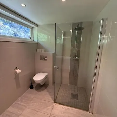 With 5 Bedrooms, Great View And Garden Дом отдыха Берген