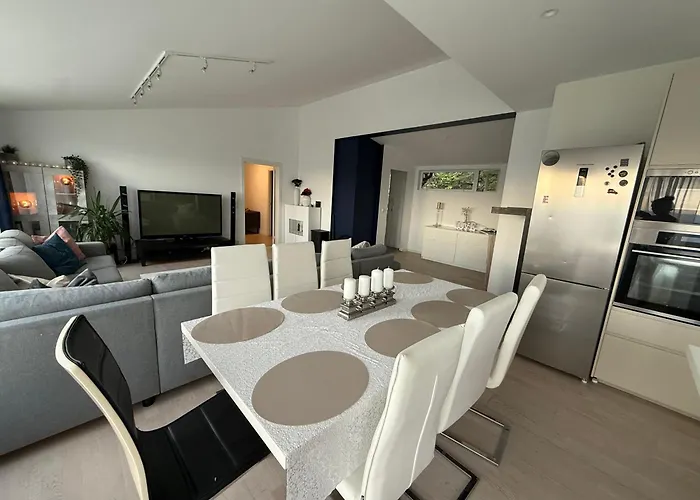 With 5 Bedrooms, Great View And Garden Casa de Férias