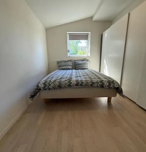 With 5 Bedrooms, Great View And Garden Feriehus *