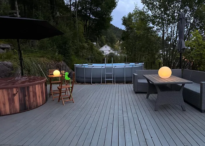 With 5 Bedrooms, Great View And Garden Feriehus *